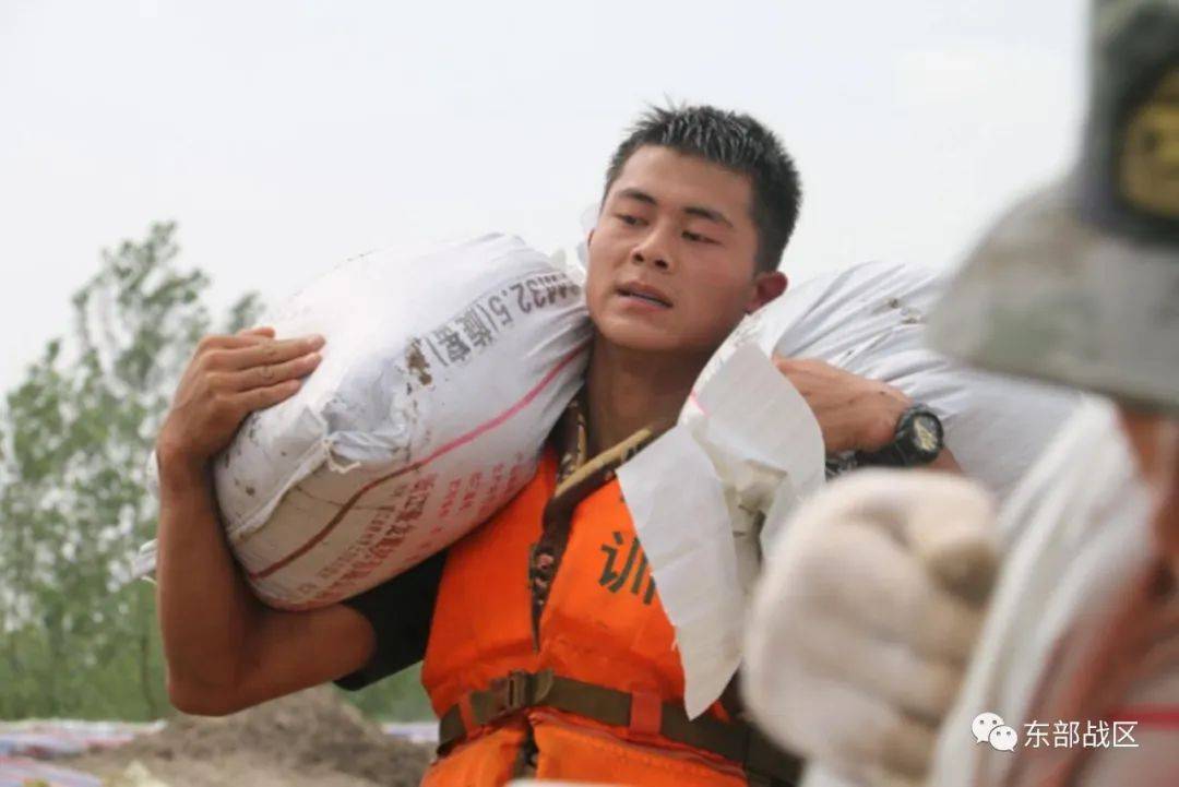 水喝著喝著,抗洪戰士睡著了