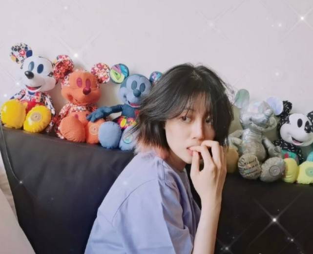 好久不见的李溪芮晒照了,休闲穿搭活力十足,这新发色很酷哦!_身材