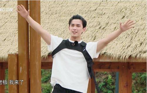 《奔跑吧》杨颖差点碰到吴磊的手,谁注意到他的反应?让人心疼!