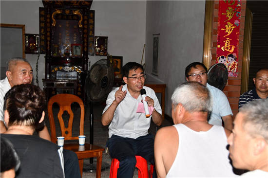 阳晓华在酿溪镇大塘社区主持召开院落会议采访最后,阳晓华表示,"只有