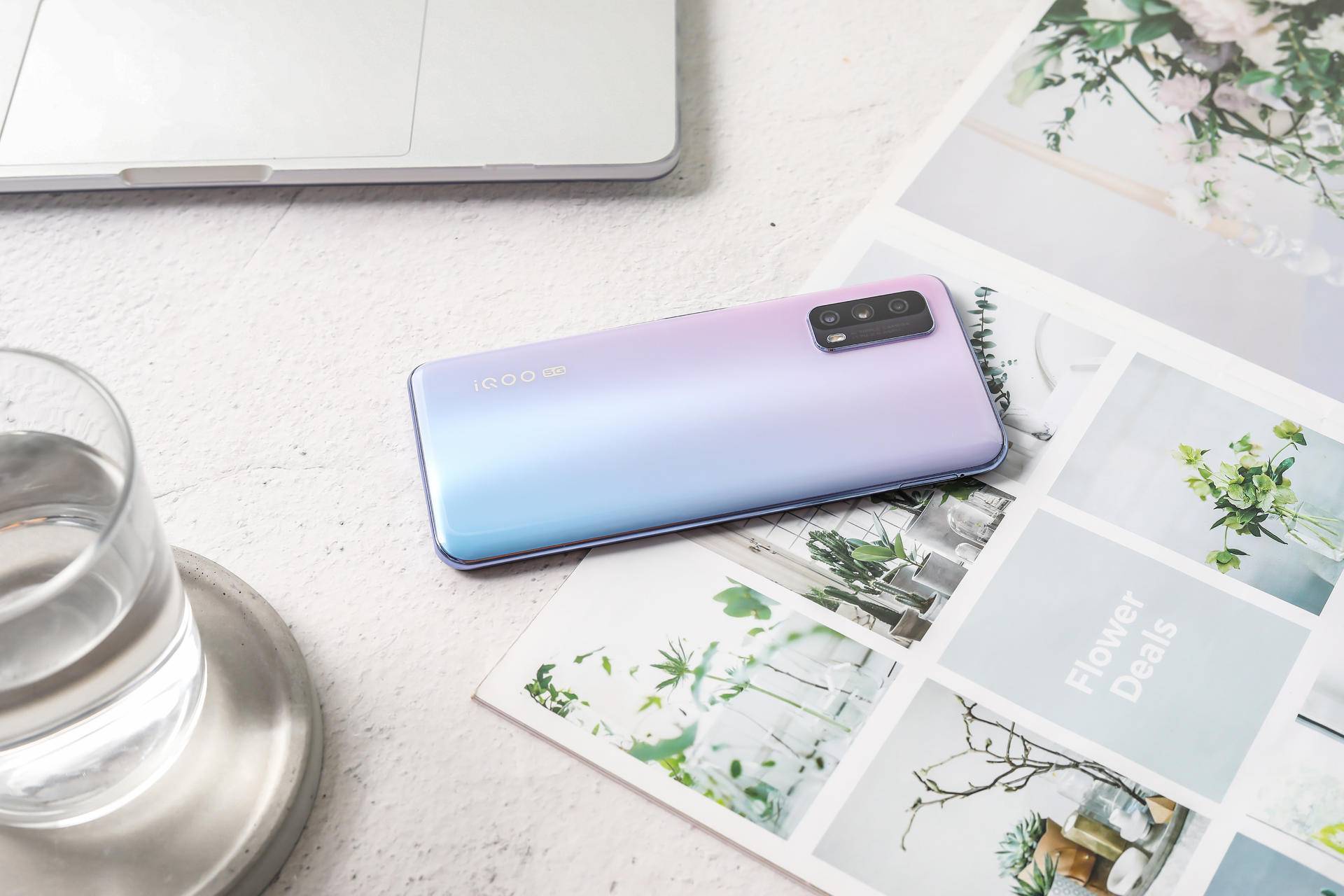 暑期换机拒绝平庸iqooz1x带来颜值性能回忆三杀