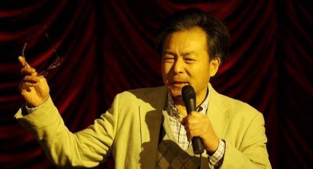 面对这些行为,谢园的解释是,年轻的演员压力大,工作忙,社会上的人又