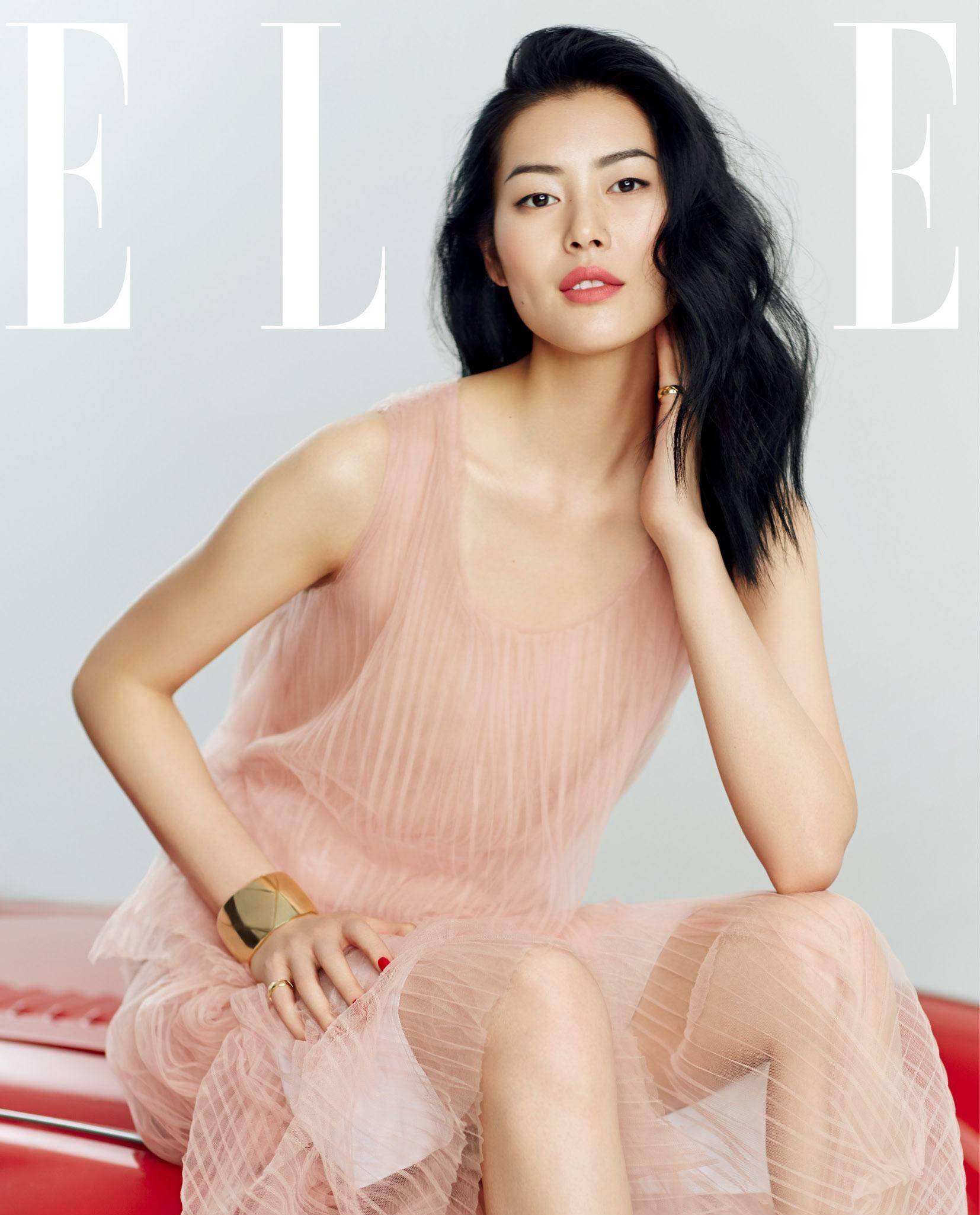 刘雯,扎丸子头,金丝眼镜抢镜,秀蜂腰长腿,她一直就是好身材