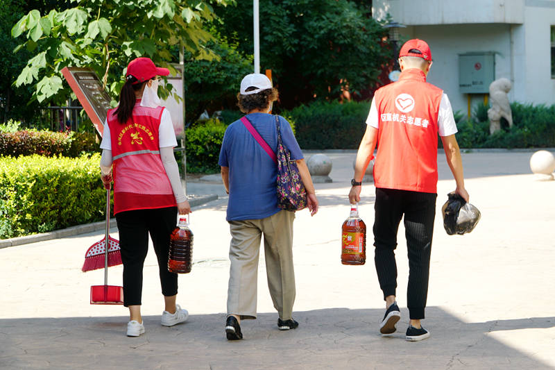 "红马甲"志愿服务进社区 "学雷锋"文明共建暖人心