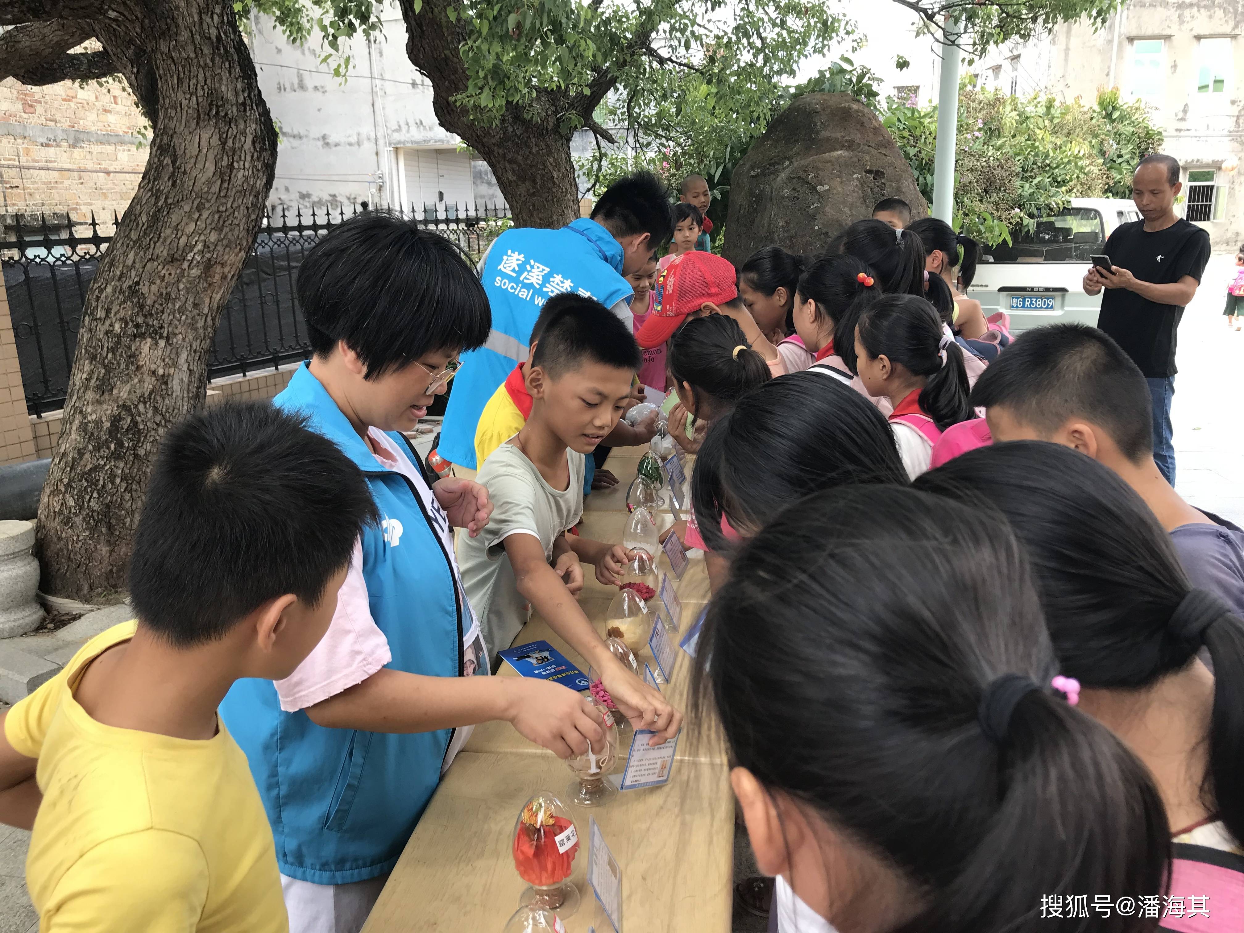 (社工向社區兒童介紹毒品的種類,如何識別毒品)