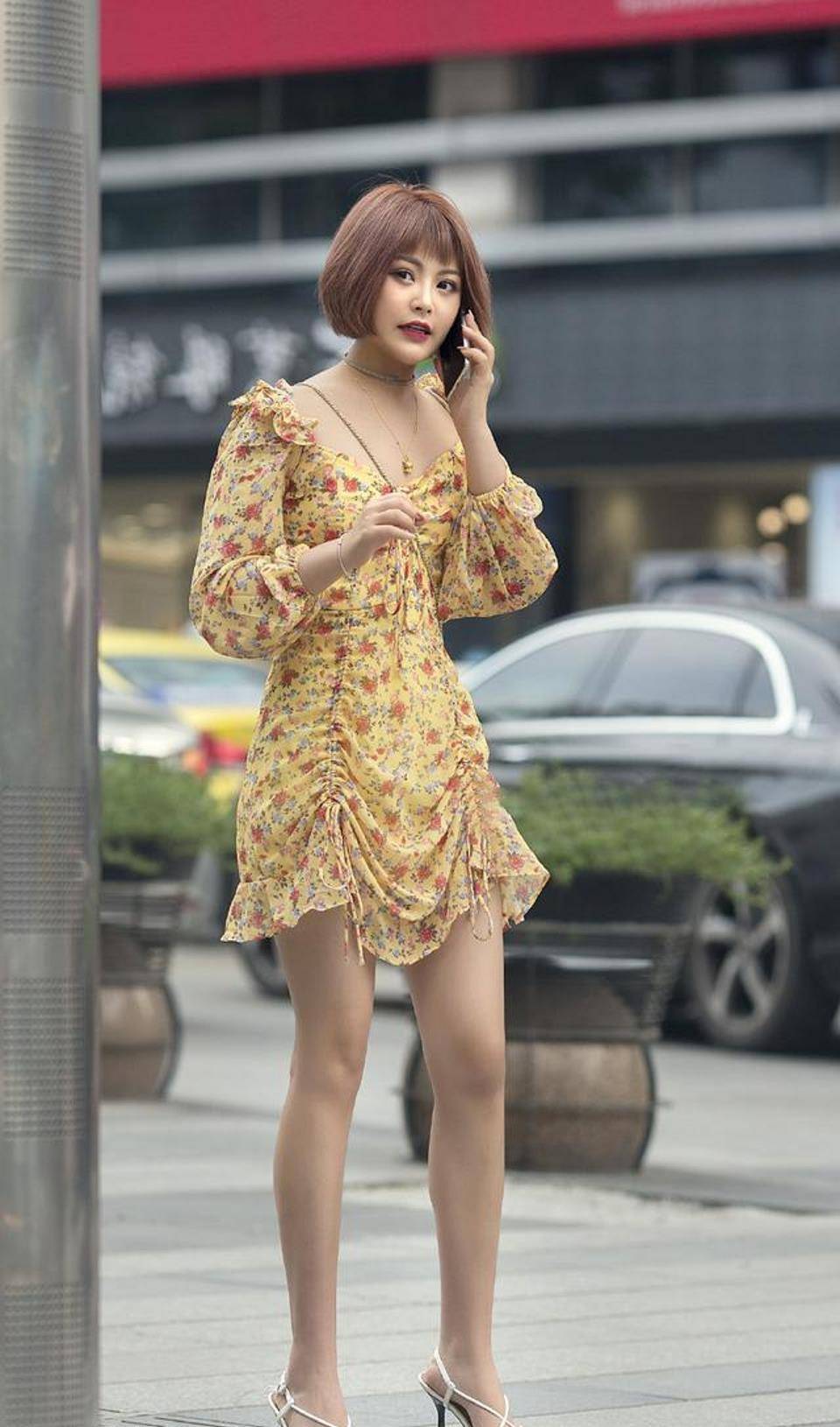 美女露出一双大长腿展现出好身材