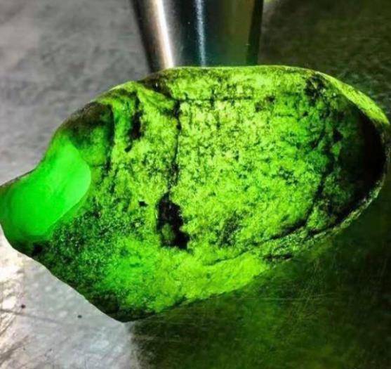 所以最好的翡翠都来自产自于龙肯,是出满绿最多的一个场区.