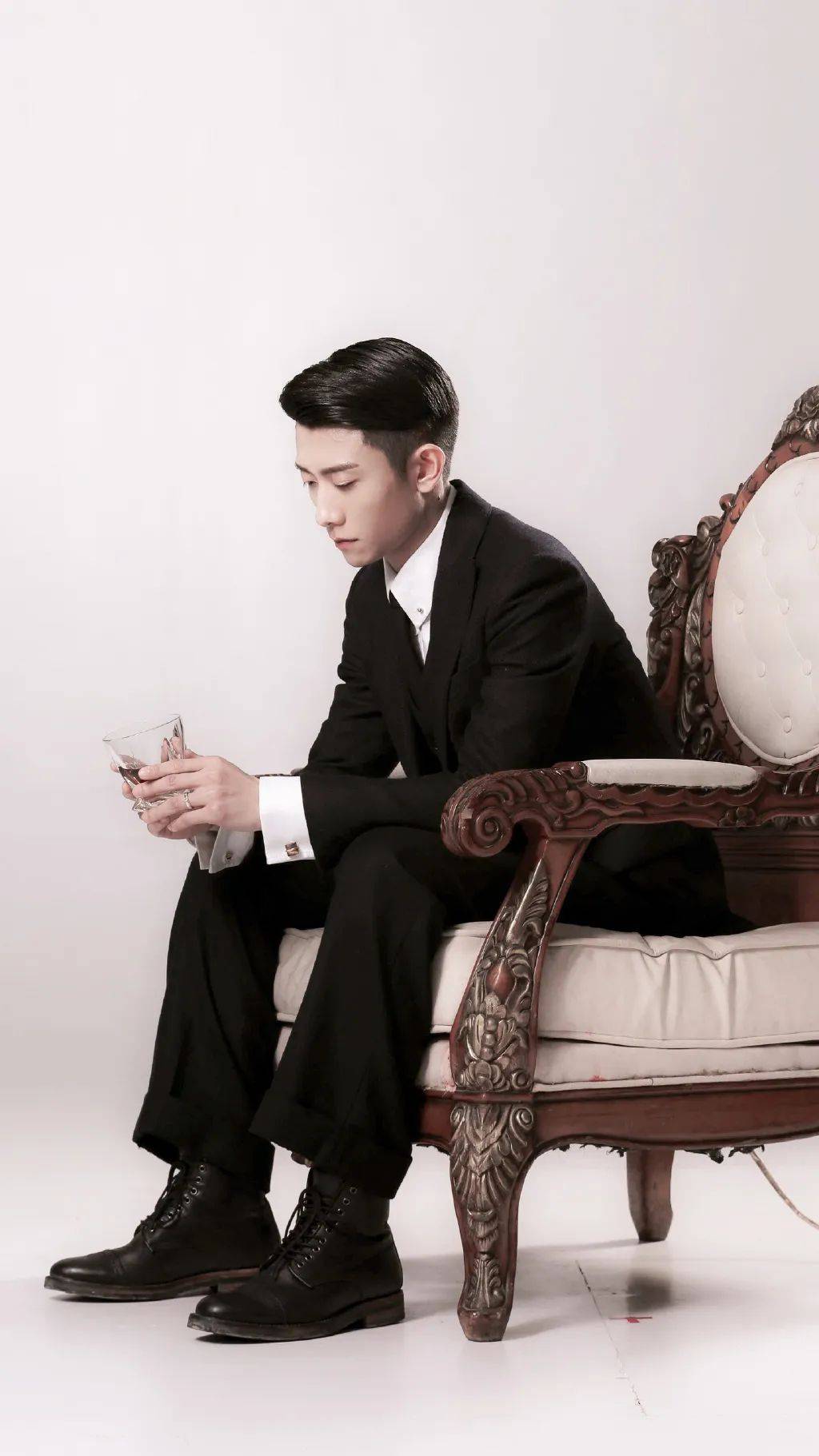 原创176cm张一山时髦造型,光头拿他也没有办法,照样帅气十足!