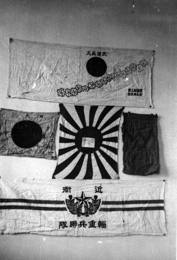 原创老照片再现平型关大捷:图1指战员观察敌情,图7是缴获的日本军旗