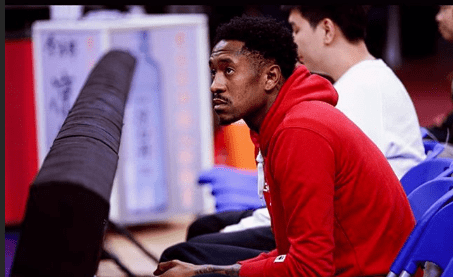 马尚隔离期间晒图:身穿便装坐场边 眼神渴望而无奈