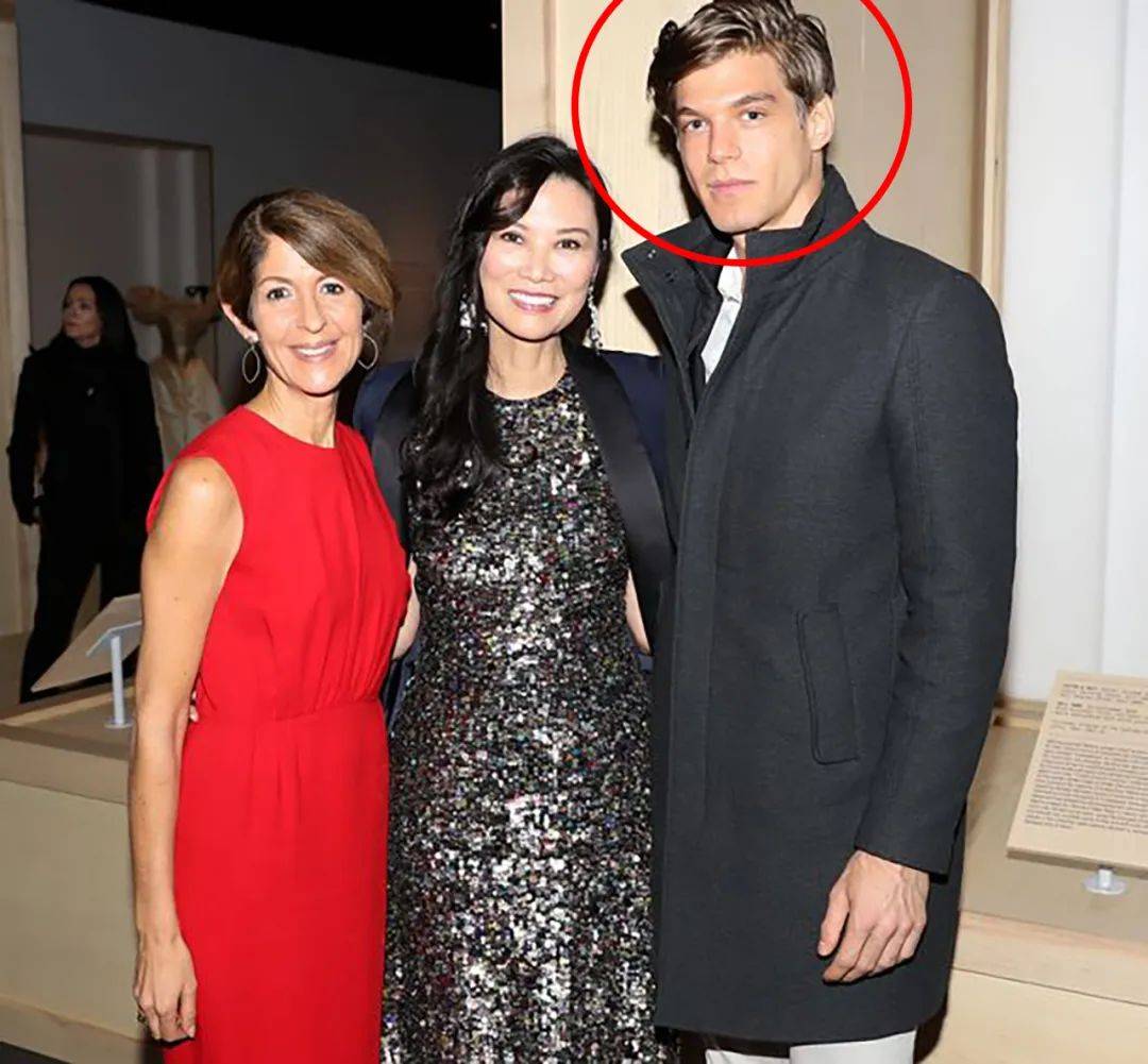 邓文迪风韵犹存,被22岁小鲜肉深情一吻,可惜心不在焉无法投入!