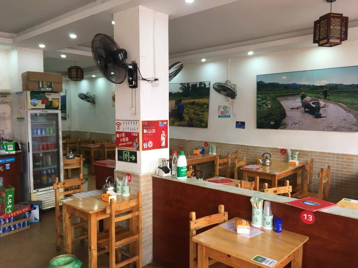 营业额木桶饭快餐店转让 本店共 3 个门面,门头招牌宽大醒目,内部面积