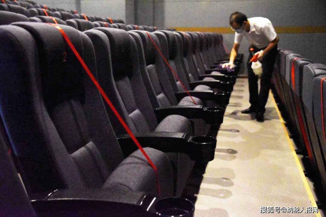 观影厅内,工作人员在将座位进行分隔,实现观众隔位就座