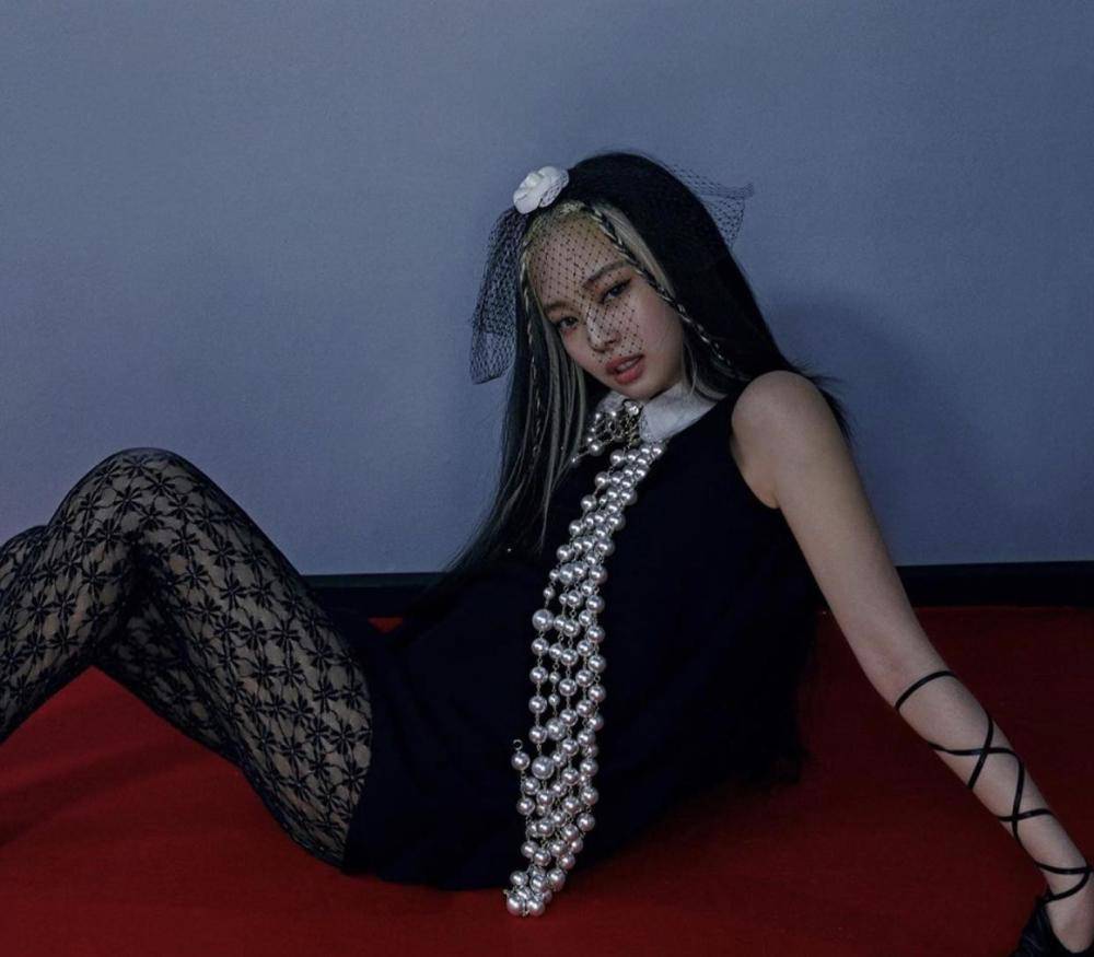 jennie晒新造型 穿黑色网袜薄纱蒙面女王范十足