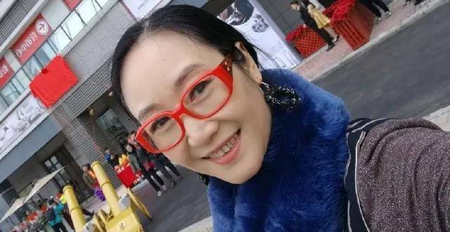 机缘巧合之下进入了演艺圈发展,之后就一直演了很多年的戏,她就是潘结