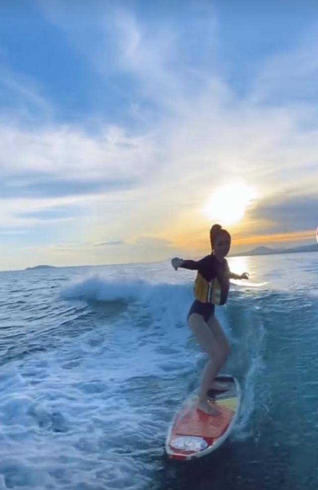 baby穿性感泳衣冲浪,姿势潇洒动作自如,大长腿很吸睛_运动