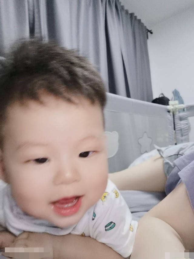 原创马剑越与8个月儿子拍照三条太调皮抢镜头吐舌卖萌小表情萌翻