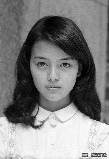 这是日版的 "国民妹妹",以其甜美的笑容温暖了一代人的内心.