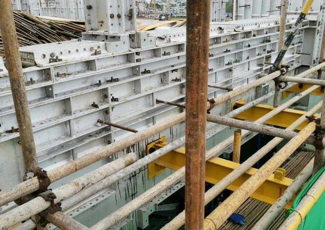 且本项目的新型悬挑架中的型钢梁所采用的工字钢用量,比传统产品减少