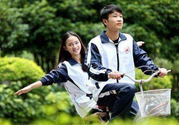 当孩子进入青春期,内分泌和荷尔蒙开始发展,外力的抑制,并不能有效地