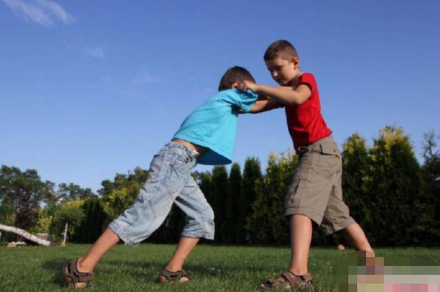 孩子跟同学打架时爱咬人别小看这一动作反应的是畸形内心