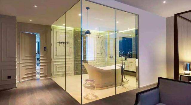 为什么酒店浴室要使用透明玻璃，有什么好处？不怕泄露隐私吗？