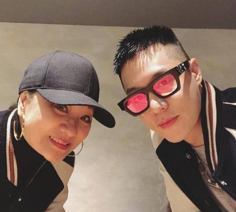 贾静雯也当制作人了,第一个任务就是请周汤豪巨星老妈比莉姐出山