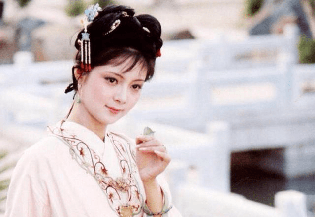 薛宝钗而在中国,还有一个女子和牡丹脱离不了关系,那就是杨贵妃,在