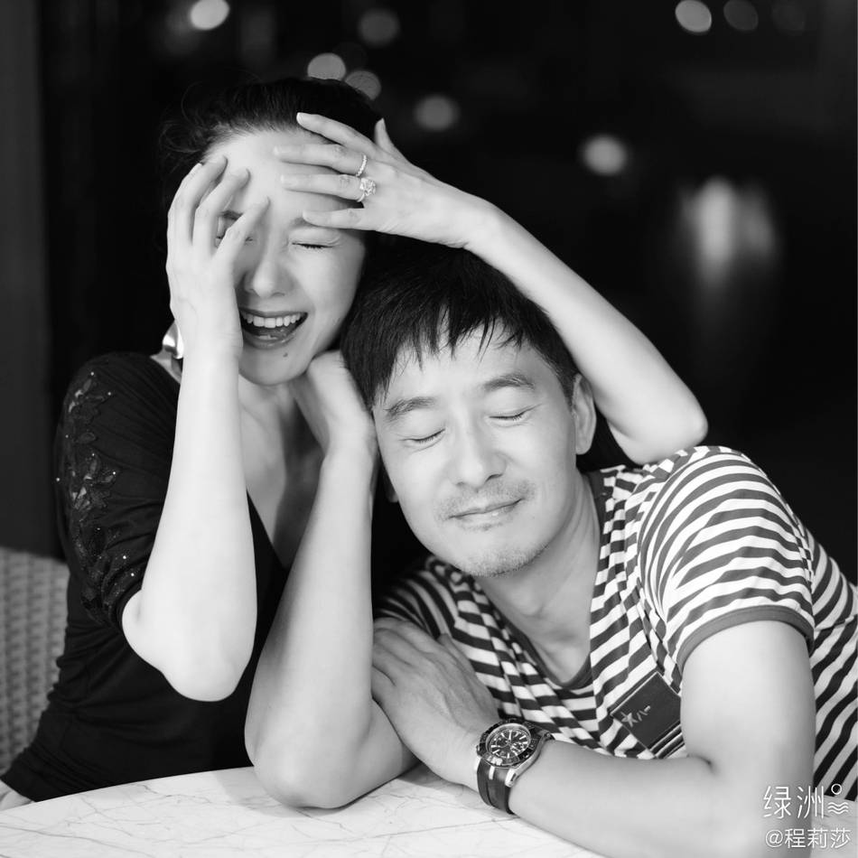 程莉莎晒与郭晓东恩爱写真 壁咚老公霸气十足