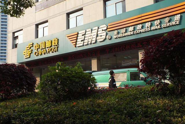 了新开业的中国邮政储蓄银行,从外观上看和中国邮政并没有太大的区别