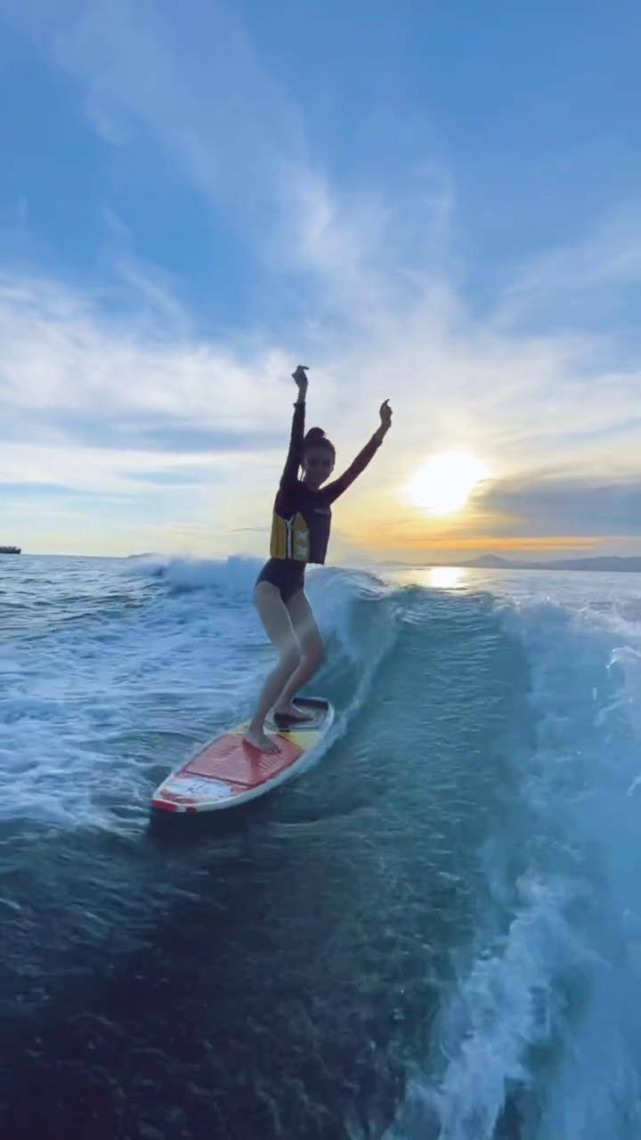 baby晒冲浪视频驰骋海浪之上大长腿吸睛