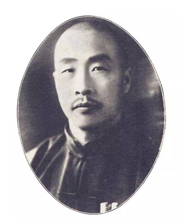 1915年,刘黑七和7个"志同道合"之人结拜,在当地四处打家劫舍,掠得大笔