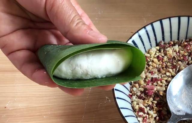 原创分享一款粽叶花生糯米饼,清香软糯,营养好吃,老少皆宜的美食
