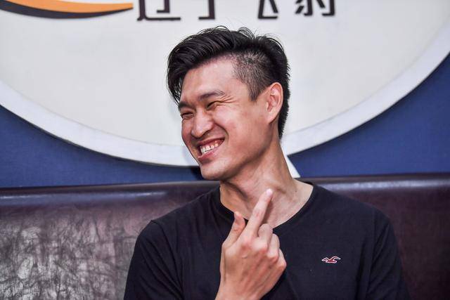 霍楠批周琦是街溜子,遭阿的江怒斥!网友却一改常态_球员