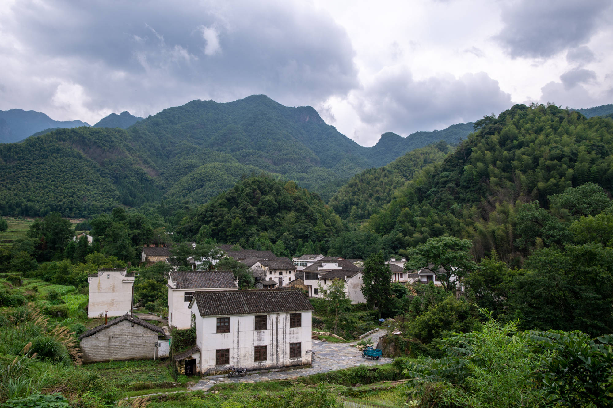藏在皖南群山间的古村落,比宏村更原生态,景色美如世外桃源