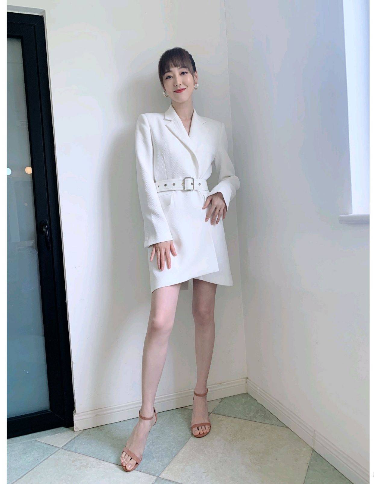 王冠就是会穿衣,白色西装裙搭配卡其色高跟凉鞋,处处透露着高级