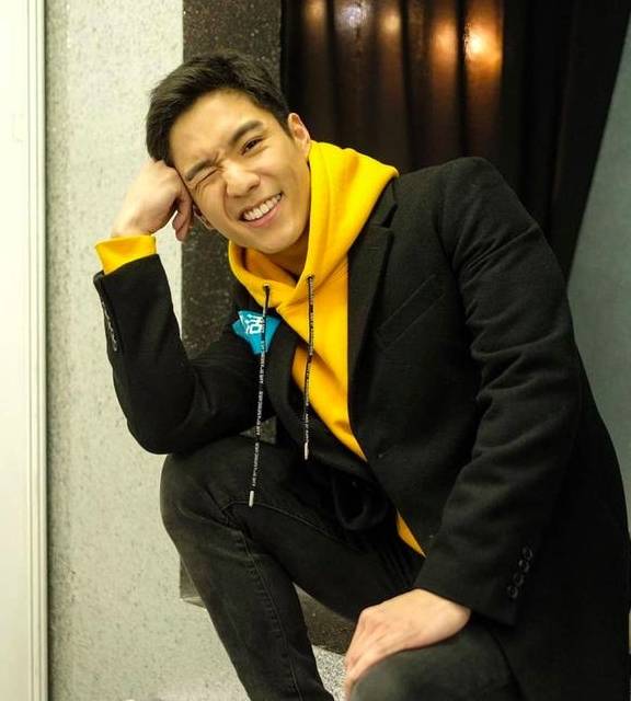 吴伟豪1998年出生在小康之家,父母都是公务员,从小家庭环境好,一直读