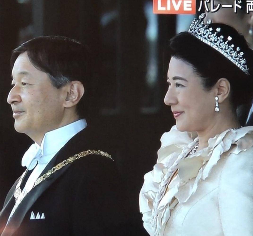 雅子皇后穿礼服戴皇冠亮相阅兵式母仪天下,和天皇坐敞篷车好气派_日本