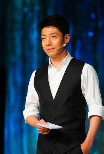 央视主持人张宏民现状曝光:独坐街头吃雪糕显凄凉,59岁无妻无女