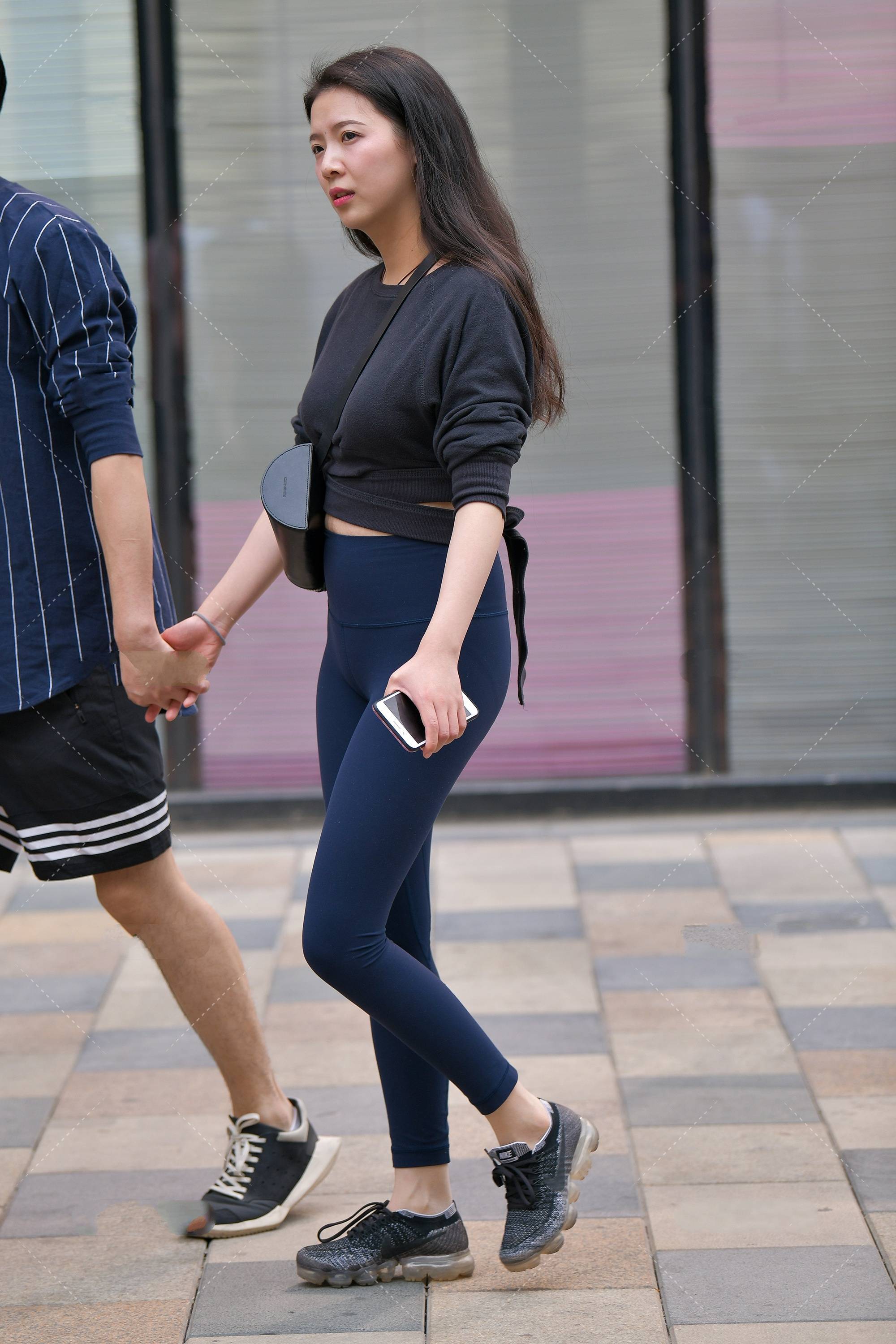 原创深灰色棉麻上衣搭配健美裤,舒爽透气,运动风十足