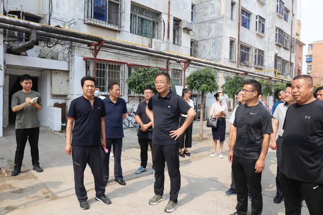 董鸣镝在观摩中指出,莲池区无物业的小区占有很大比重,要把老旧小区