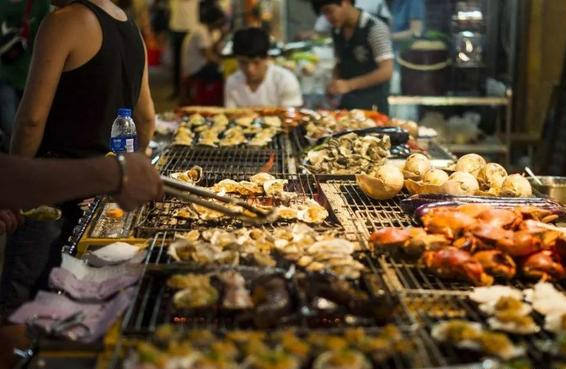 据美团点评餐饮学院数据显示,烧烤消费人群中, 35岁以下人群占据了82.