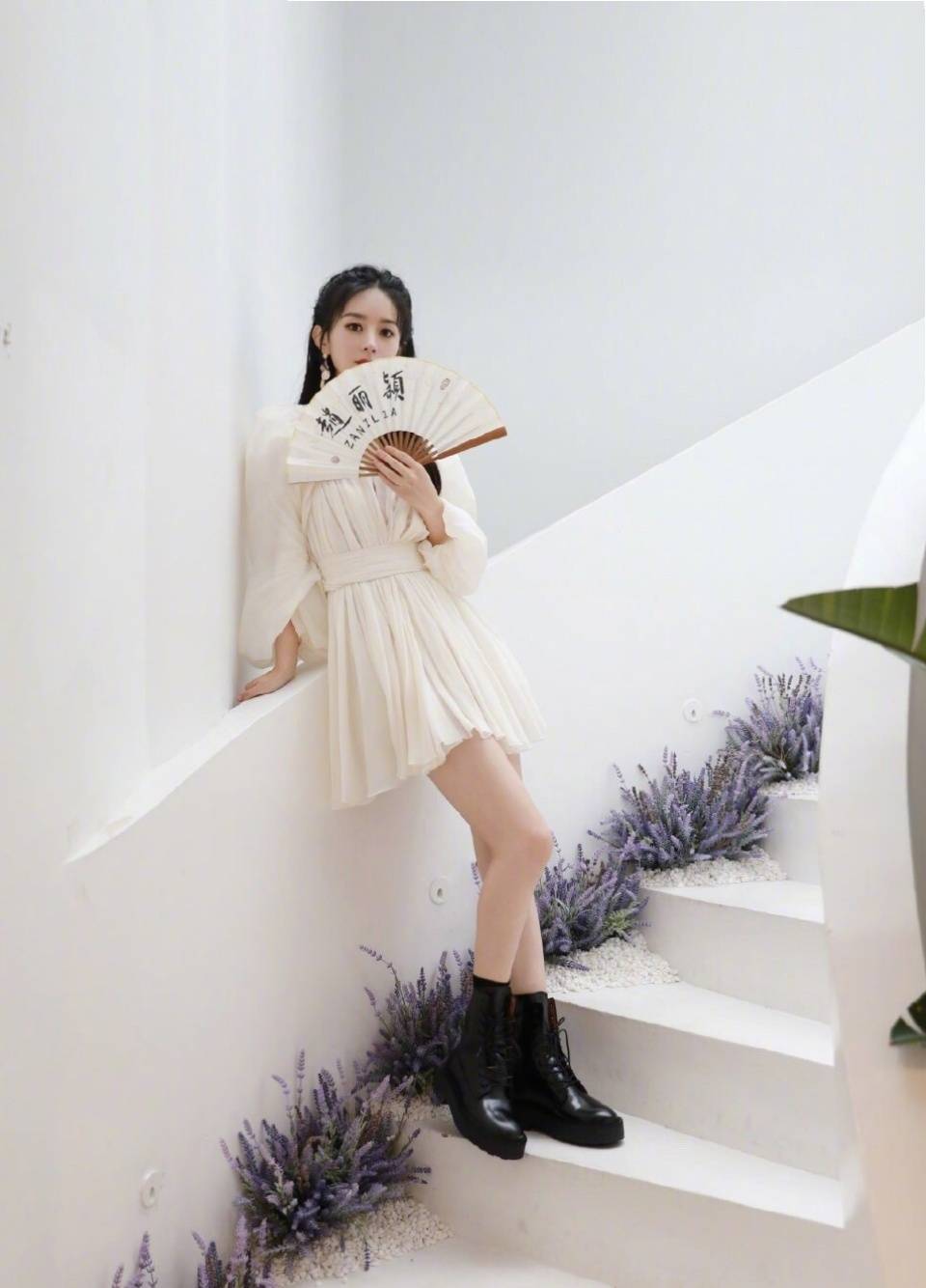 原创赵丽颖可真好看,穿白色泡泡裙仙气飘飘,气质太迷人