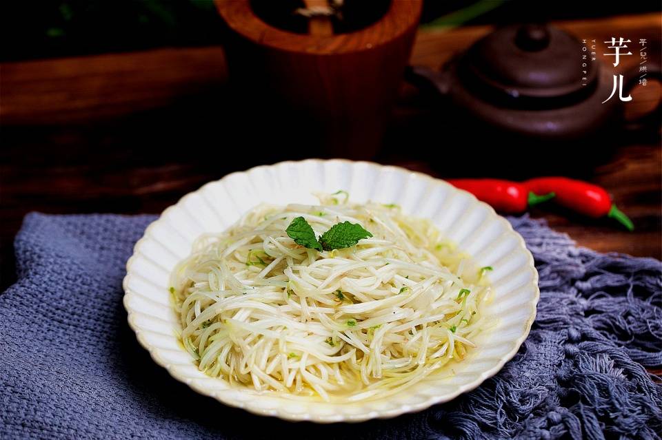 原创绿豆芽最简单的做法,2分钟出锅,脆嫩多汁清新爽口,无肉也好吃