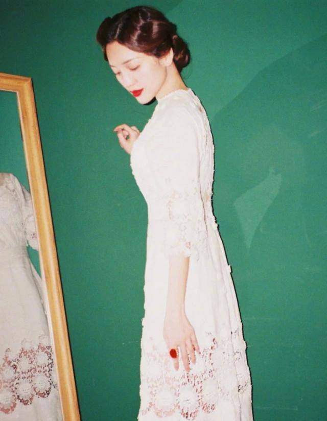 原创金莎当主持人旗袍配纱裙,同框76斤鞠婧祎,侧面身形差了2倍?