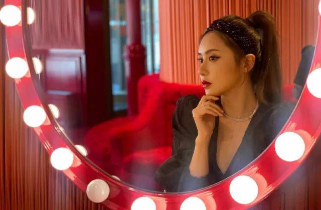 美娜晒美照球迷怒赞她为最美篮球主播水蜜桃身材太吸睛了