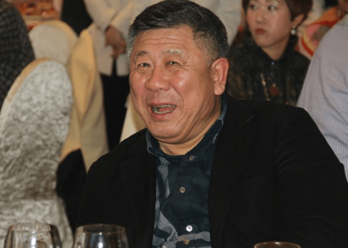 他的妻子韩雪松不仅是国家一级演员,如今还任职于哈尔滨学院,担任副