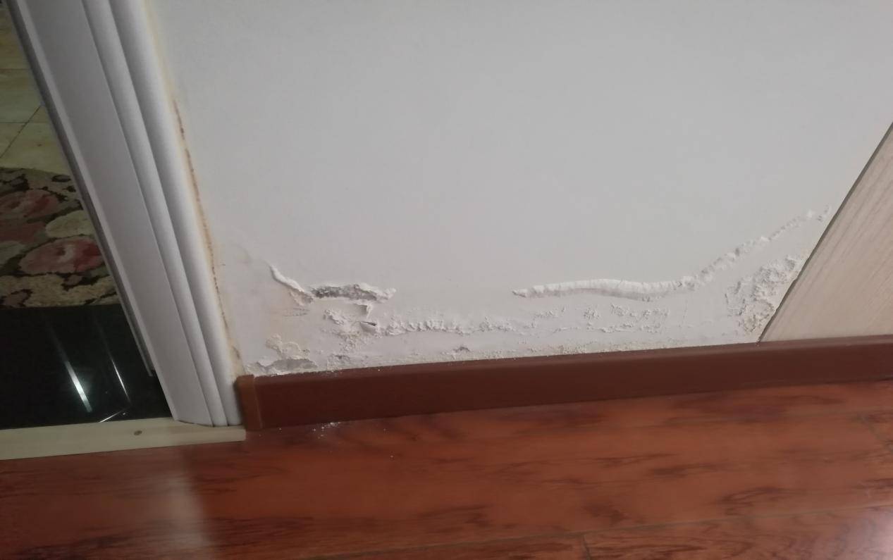 卫生间门口两侧起皮发霉了,该怎么办?