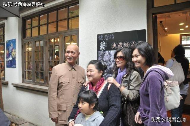 在美国时,李登科曾接到蒋介石儿子蒋纬国的电话,希望他能回台湾,让