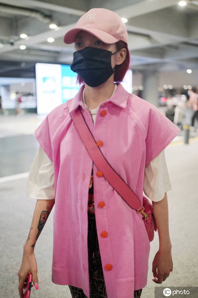 乃万粉色鸭舌帽搭配潮牌热裤现身机场